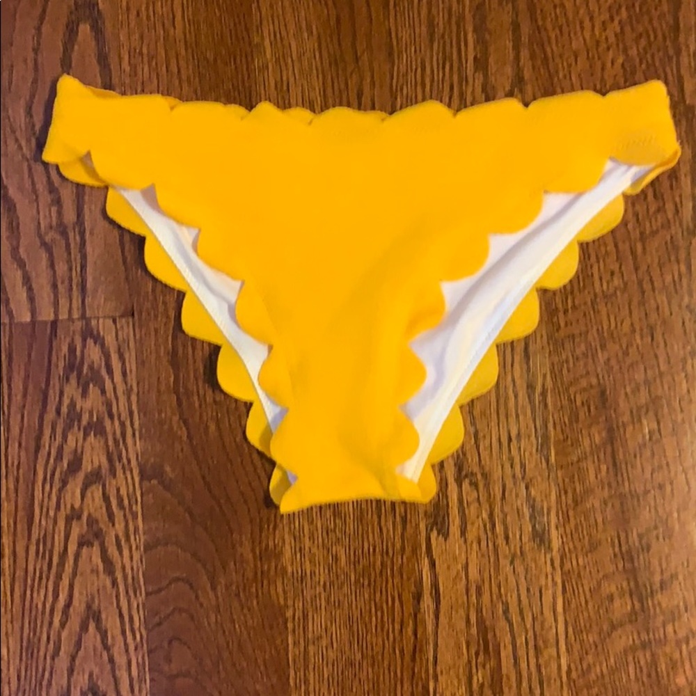 Bikini - Picture 3 of 3